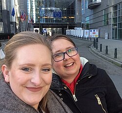 Zwei lächelnde Frauen internationaler Austausch Paare Rheuma Liga rheumaliga Freundinnen