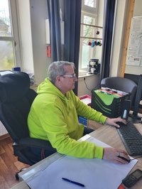 Christine arbeitet am Schreibtisch