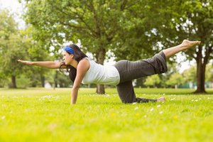 Frau bei Pilatesübung
