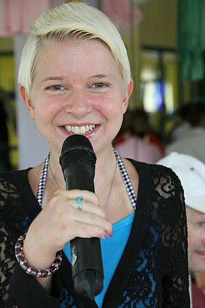 Blonde Frau mit Mikrofon