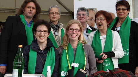 Gruppenbild Menschen mit grünen Schals