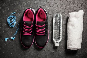 Kopfhörer, Schuhe, Wasserflasche, Handtuch
