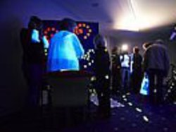 Reise im Dunkeln Neon Schwarzlicht Veranstaltung Ausstellung Rheuma Liga rheumaliga