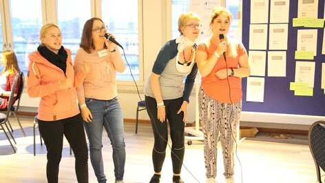 Frauen singen zusammen Rheuma Liga rheumaliga