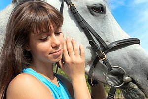 Mädchen und Pferdekopf