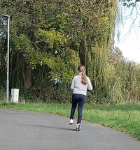 Bonni auf ihrem Roller