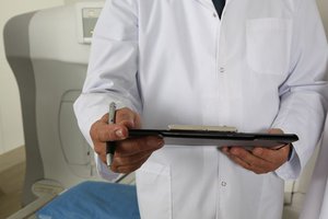 Arzt mit Notizblock Klemmbrett
