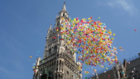 Münchner Rathaus und Luftballons