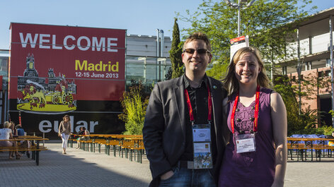 Zwei Menschen stehen vor Plakat "Welcome Madrid"