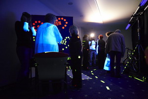 Reise im Dunkeln Neon Schwarzlicht Veranstaltung Ausstellung Rheuma Liga rheumaliga